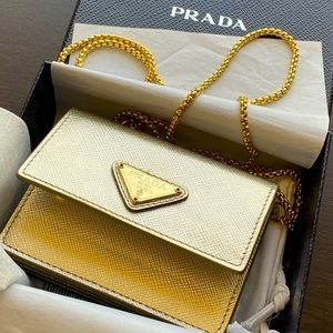 PRADA
Saffiano Triangle Mini Chain Wallet Pirite